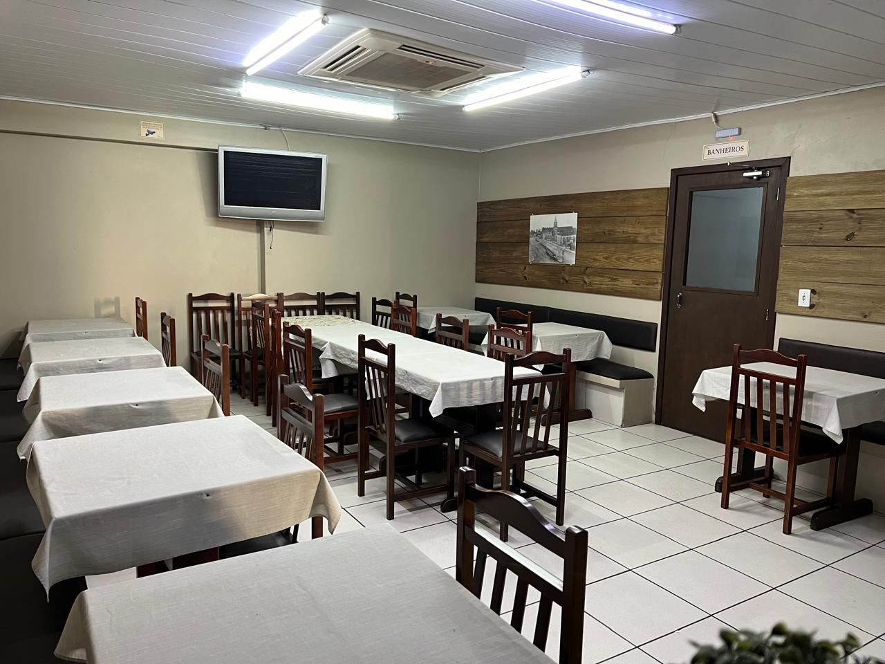 Salão interno do Restaurante e Lanchonete Plaza, restaurante no Centro de Araranguá
