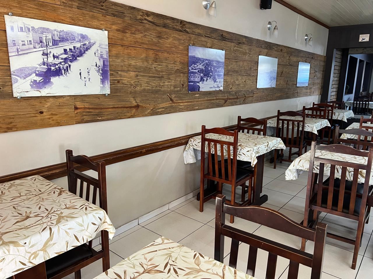 Detalhe do ambiente em madeira do Restaurante e Lanchonete Plaza em Araranguá