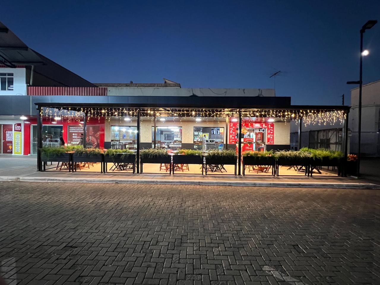 Restaurante e Lanchonete Plaza visto da Avenida Getúlio Vargas, em Araranguá