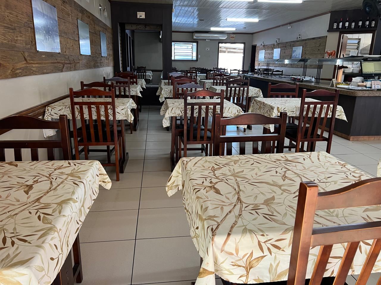Mesas do salão do Restaurante e Lanchonete Plaza