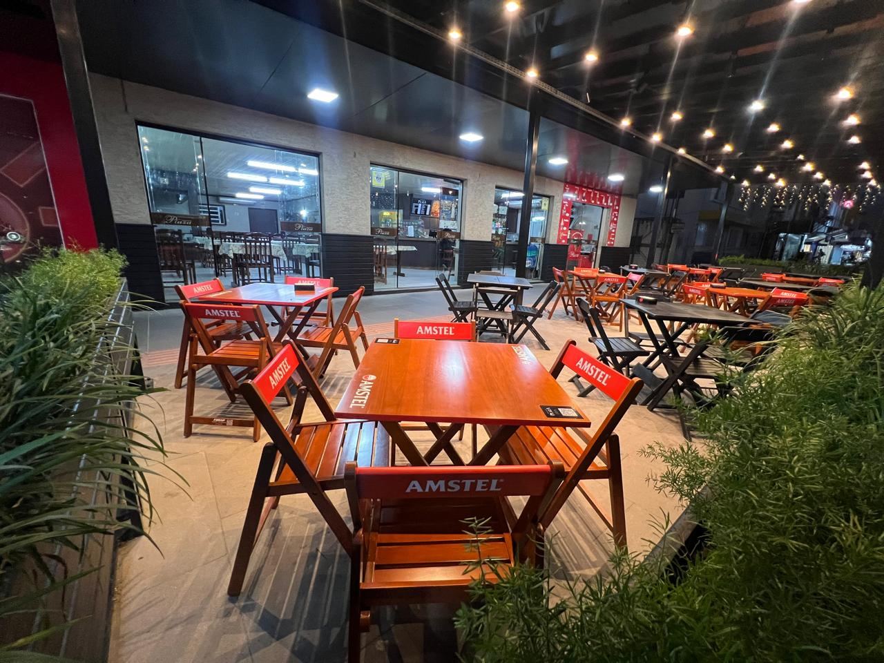 Área externa do Restaurante e Lanchonete Plaza à noite no Centro de Araranguá