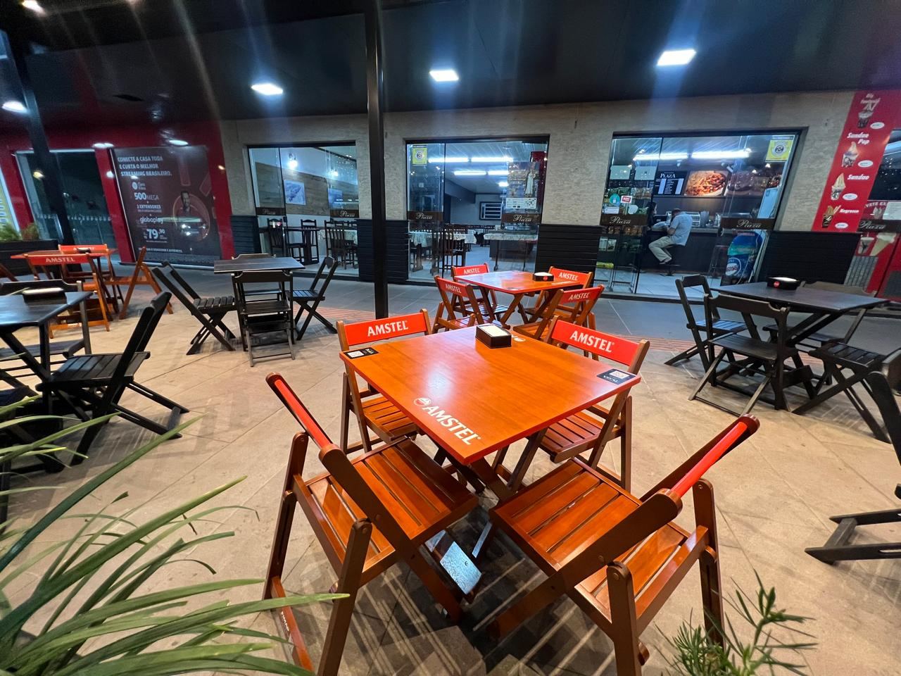 Mesas da área externa do Restaurante e Lanchonete Plaza em Araranguá