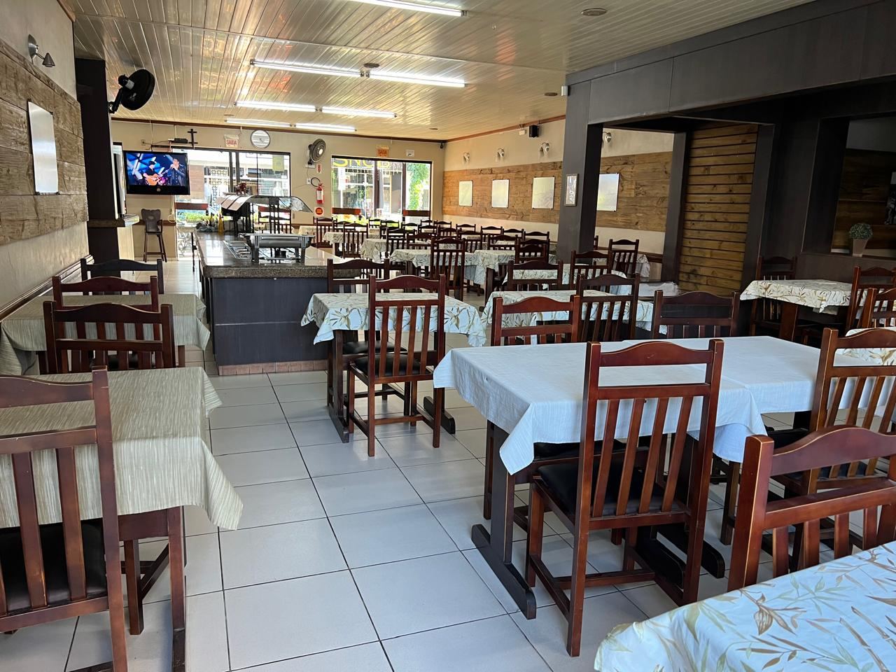 Ambiente climatizado do Restaurante e Lanchonete Plaza em Araranguá