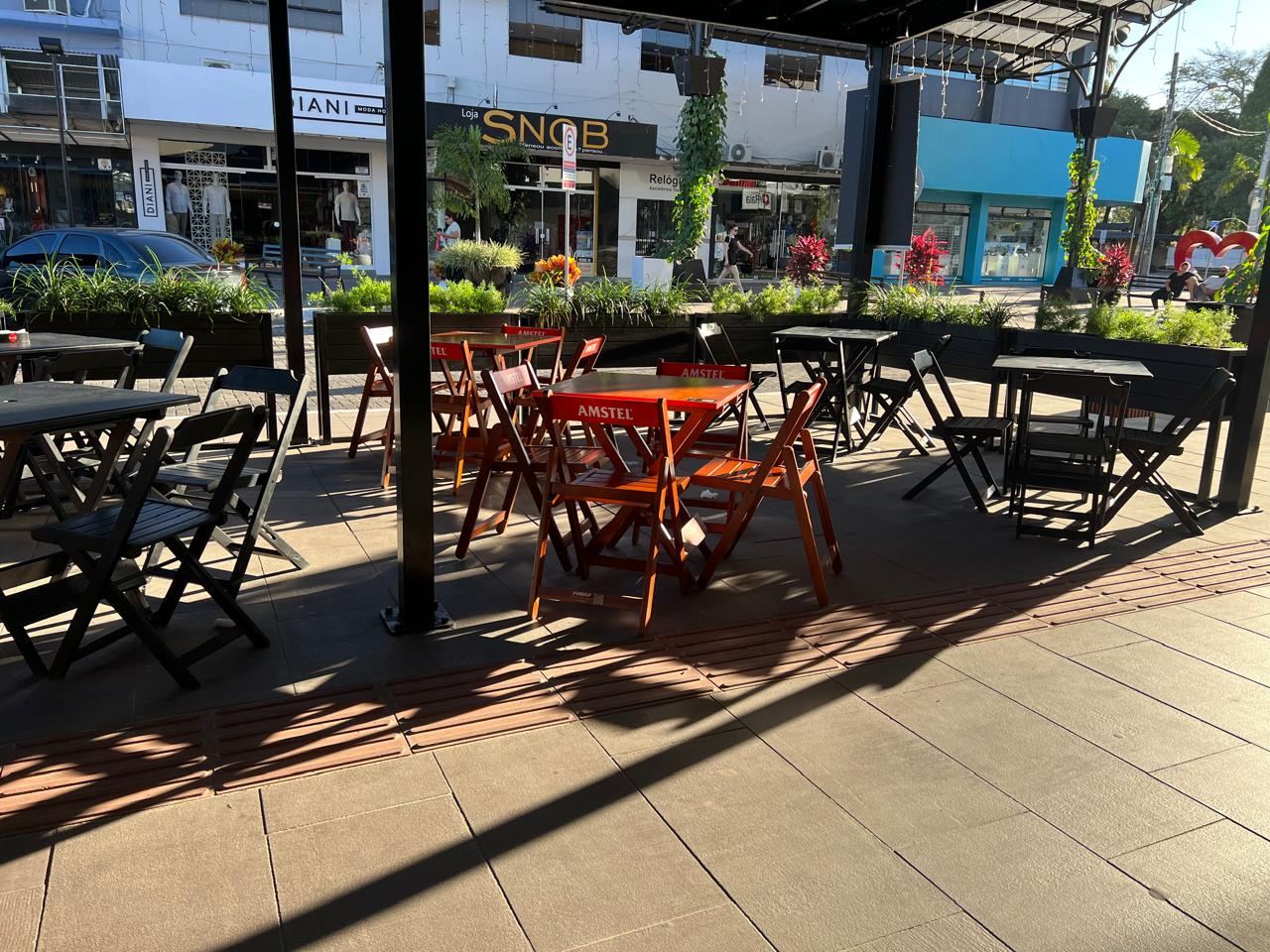 Área externa com mesas do Restaurante e Lanchonete Plaza